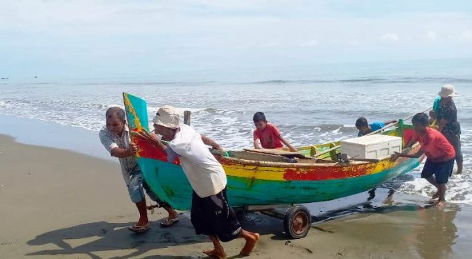 Nelayan di Desa Peurade Memanfaatkan Sumber Daya Alam Yang Berada di Laut Untuk Memenuhi Kebutuhan 